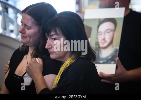 Kiev, Ucraina. 28 luglio 2023. I parenti piangono vicino alla bara durante una cerimonia di addio per il violinista ucraino David Yakushin, morto in battaglia con l'esercito russo, a Kiev. (Foto di Oleksii Chumachenko/SOPA Images/Sipa USA) credito: SIPA USA/Alamy Live News Foto Stock