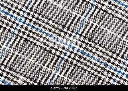 La consistenza del tessuto di lino in una grande cella di nero, blu e bianco. Materiale sartoriale scozzese. tessuto a scacchi Foto Stock
