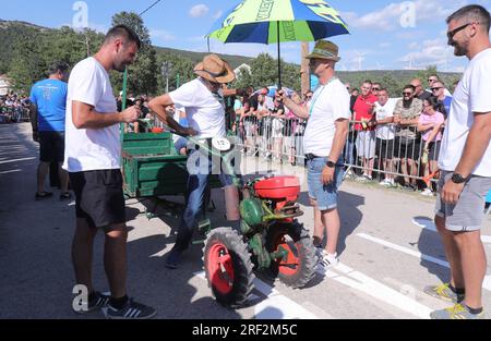 Cista Velika, Croazia. 30 luglio 2023. Un pilota monoasse guida con il suo Motor Cultivator durante la gara Agria Motor Cultivator Championship a Cista Velika, Croazia, il 30 luglio 2023. Foto: Ivo Cagalj/PIXSELL credito: Pixsell/Alamy Live News Foto Stock