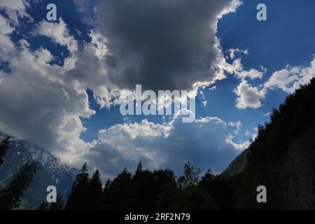 Francia, Chamonix : nuages en contre jour et ciel bleu Foto Stock