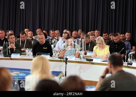 Non esclusiva: KIEV, UCRAINA - 30 LUGLIO 2023 - capo della città di Zhytomyr Serhii Sukhomlyn, capo della città di Leopoli Andrii Sadovyi, presidente della camera delle regioni di Foto Stock