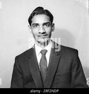 Ritratto da studio in bianco e nero degli anni '1900, uomo indiano che indossa abito India Foto Stock