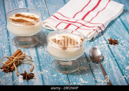 Budino di riso con tradizionale rizogalo greco alla cannella Foto Stock