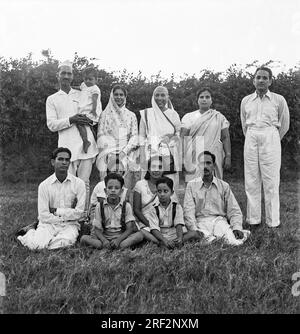 Vecchia immagine vintage in bianco e nero degli anni '1900 della famiglia indiana tre generazioni nonna, nonna, nonna, nonna, nipote, India, anni '1940 Foto Stock