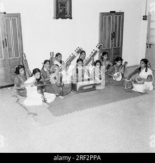 Vecchia immagine in bianco e nero degli anni '1900 di bambini ciechi che suonano strumenti musicali armonium tabla violino sitar India Foto Stock