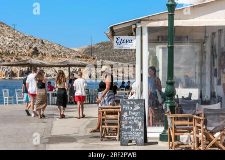 Taverna a Quayside, Panormos, Tinos. Foto Stock