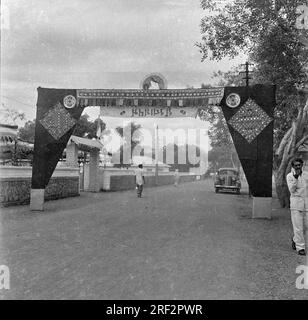 Vecchia immagine in bianco e nero degli anni '1900 di un'auto d'epoca con arco di benvenuto India 1940 Foto Stock