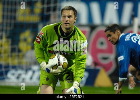 FOTO DI ARCHIVIO: Uwe GOSPODAREK avrà 50 anni il 6 agosto 2023, il portiere Uwe GOSPODAREK, Borussia Monchengladbach, si trovava nella porta del Borussia; destra: Mimoun AZAOUAGH, VfL Bochum, dopo un attacco fallito; calcio Bundesliga VfL Bochum - Borussia Monchengladbach 2:2 il 17 ottobre 2008 a Bochum; Liga1&matchday8&saison0809 ?Sven Simon#Prinzess-Luise-Strasse 41#45479 Muelheim / R uhr #tel. 0208/9413250#fax. 0208/9413260#account. 244 293 433 P ostbank e ssen BLZ 360 100 43# www.SvenSimon.net. Foto Stock