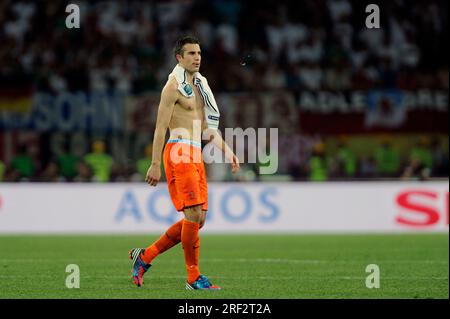 FOTO D'ARCHIVIO: Robin van PERSIE compie 40 anni il 6 agosto 2023, Robin VAN PERSIE (NED) azione, azione singola, immagine singola, ritaglio, ripresa integrale, intera cifra., delusione, frustrata, delusa, frustrata, espulso, esce dal campo. Partita a gironi, turno preliminare, partita 12, gruppo B, Paesi Bassi (NED) - Germania (GER), il 13 giugno 2012 a Kharkov/Ucraina calcio UEFA EURO 2012 P olen/Ucraina dall'8 giugno. - 01.07.2012. ? Foto Stock