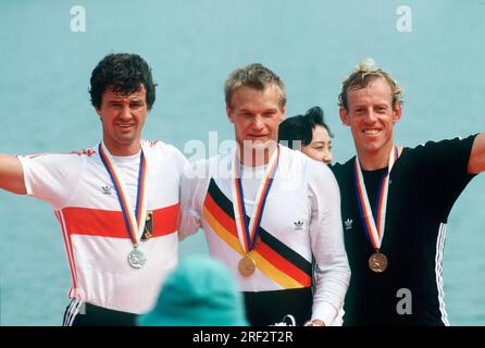 FOTO DI ARCHIVIO: Peter-Michael KOLBE festeggia il suo 70° compleanno il 2 agosto 2023, Peter-Michael KOLBE (a sinistra), Germania, FRG, Vince la medaglia d'argento, 2° posto, accanto a lui il campione olimpico Thomas LANGE, GDR, medaglia d'oro, e Eric VERDONK, NZL, Nuova Zelanda, medaglia di bronzo, canottaggio, uno, cerimonia di premiazione, Presenta la sua medaglia, i giochi dei XXIV Giochi Olimpici estivi 1988 a Seoul Corea del Sud, dal 17.09. fino al 02.10.1988. ?SVEN SIMON, Princess-Luise-Str.41#45479 Muelheim/Ruhr#tel.0208/9413250#fax 0208/9413260#account 1428150 Commerzbank Essen BLZ 36040039 #www.SvenSimon.net#e-mail:SvenSimon@t -on Foto Stock