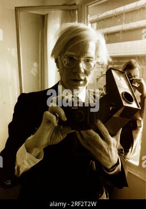 FOTO D'ARCHIVIO: Andy WARHOL avrebbe avuto 95 anni il 6 agosto 2023, SN WARHOL.JPG Andy WARHOL, artista, con Polaroid e Minox camera, ritratto a mezza lunghezza, HF Foto Stock