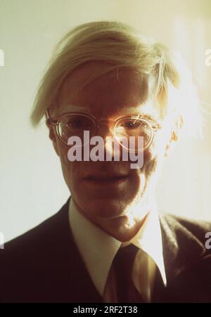 FOTO DI ARCHIVIO: Andy WARHOL avrebbe avuto 95 anni il 6 agosto 2023, Andy WARHOL, USA, artista, pop art, graphic designer, fotografo, ritratto, ritratto, formato verticale, il lato sinistro del suo viso è molto chiaro, il lato destro è molto scuro. La fotocamera è molto bella, 19/02/1976. ?Sven Simon#Prinzess-Luise-Strasse 41#45479 Muelheim/R uhr #tel. 0208/9413250#fax. 0208/9413260# Postgiro Essen No. 244 293 433 (BLZ 360 100 43)# www.SvenSimon.net. Foto Stock