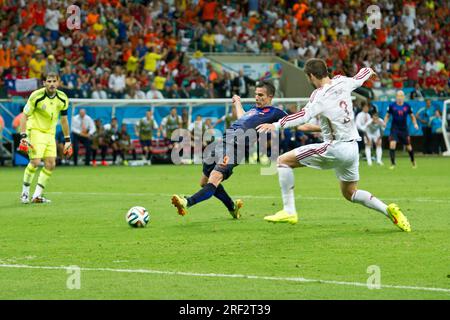 FOTO DI ARCHIVIO: Robin van PERSIE avrà 40 anni il 6 agosto 2023, Robin VAN PERSIE (NED, mi.) Segna il gol a 4:1 contro Gerard PIQUE (ESP, r.); il portiere Iker CASILLAS (ESP, l.) è solo uno spettatore; Spagna (ESP) - Paesi Bassi (NED) 1:5, turno preliminare gruppo B, partita 3, il 06/13/2014 a Salvador; Coppa del mondo di calcio 2014 in Brasile dal 12.06. - 07/13/2014. ? Foto Stock