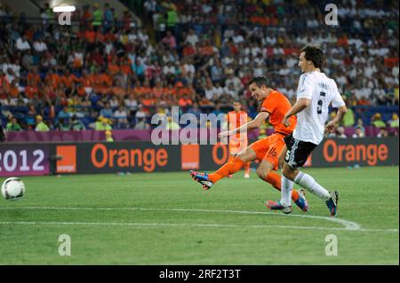 FOTO DI ARCHIVIO: Robin van PERSIE compie 40 anni il 6 agosto 2023, goal to 1-2 di Robin VAN PERSIE (NED) contro Mats HUMMELS (GER, Re). Azione, goal shot. Partita a gironi, turno preliminare, partita 12, gruppo B, Paesi Bassi (NED) - Germania (GER), il 13 giugno 2012 a Kharkov/Ucraina calcio UEFA EURO 2012 P olen/Ucraina dall'8 giugno. - 01.07.2012. ? Foto Stock