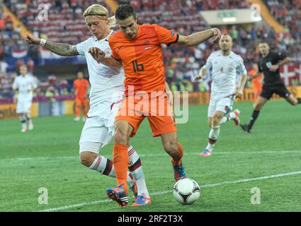 FOTO D'ARCHIVIO: Robin van PERSIE compie 40 anni il 6 agosto 2023, Robin VAN PERSIE (NED) in duello contro Simon KJAER l. (DEN), azione, duelli partita 3, gruppo B, Paesi Bassi (NED) - Danimarca (DEN) 0:1, il 06/09/2012 a Kharkiv/U krain e. calcio UEFA EURO 2012 Polonia/Ucraina dal 08.06. - 01.07.2012. Â Foto Stock