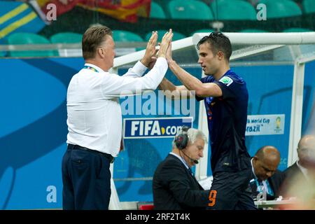 FOTO D'ARCHIVIO: Robin van PERSIE avrà 40 anni il 6 agosto 2023, l'allenatore Louis VAN GAAL (NED, l.) ringrazia il suo capitano, che è diventato "uomo della partita", quando Robin VAN PERSIE (NED) è stato sostituito, fives di alto livello con lui; Spagna (ESP) - Paesi Bassi (NED) 1:5, turno preliminare gruppo B, partita 3, il 06/13/2014 a Salvador; Coppa del mondo di calcio 2014 in Brasile dal 12.06. - 07/13/2014. ? Foto Stock