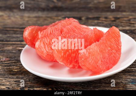 agrumi di alta qualità durante la cottura e altri tipi di piatti, pompelmo rosso acido e succoso, pompelmo da primo piano Foto Stock