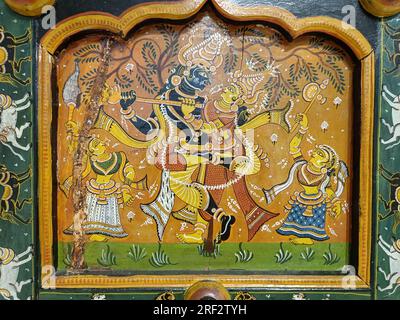 Una scena di Rasalila raffigurante Krishna sta ballando con Radha e i Gopis possono essere visti sullo sfondo. Forma Bhittichitra. Foto Stock