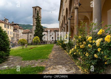 Esterno dell'Abbazia di Bobbio (Abbazia di San Colombano), fondata dall'irlandese San Colombano nel 614, Emilia-Romagna, Italia Foto Stock