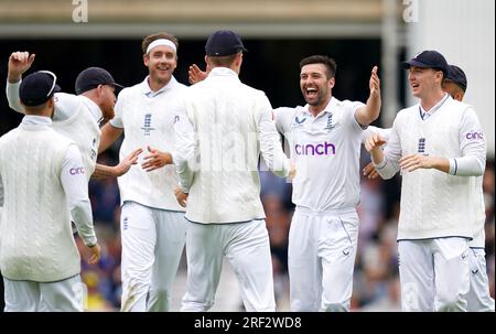 L'inglese Mark Wood (terzo a destra) celebra il wicket dell'australiano Marnus Labuschagne con i compagni di squadra durante il quinto giorno del quinto test della LV= Insurance Ashes Series al Kia Oval di Londra. Data immagine: Lunedì 31 luglio 2023. Foto Stock