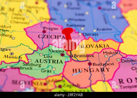 Mappa di Bratislava. Mappa delle pin di Bratislava. Primo piano della mappa di Bratislava con spillo rosso. Mappa con punto rosso di Bratislava in Slovacchia. Foto Stock