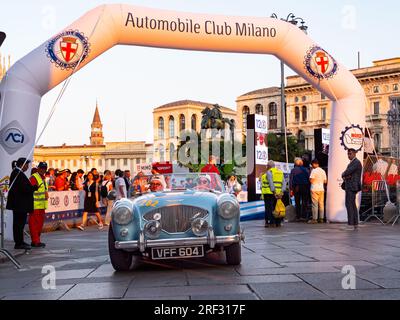 1955 AUSTIN HEALEY 100/4, mille miglia 2023, giorno 4 arrivo a Milano Foto Stock