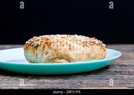 panino di frumento con muesli che si trova nell'impasto e che viene cosparso sulla superficie di cottura, un panino dietetico con l'uso di ingredienti utili Foto Stock