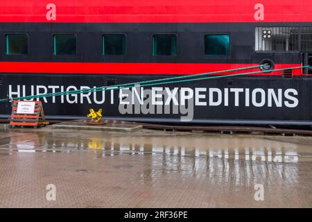 Hurtigruten Expeditions dettaglio ravvicinato sulla nave da crociera della spedizione MS Fridtjof Nansen a Sisimiut, Groenlandia, in una giornata piovosa a luglio Foto Stock