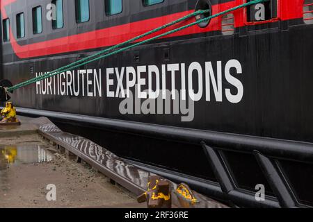 Hurtigruten Expeditions dettaglio ravvicinato sulla nave da crociera della spedizione MS Fridtjof Nansen a Sisimiut, Groenlandia, in una giornata piovosa a luglio Foto Stock