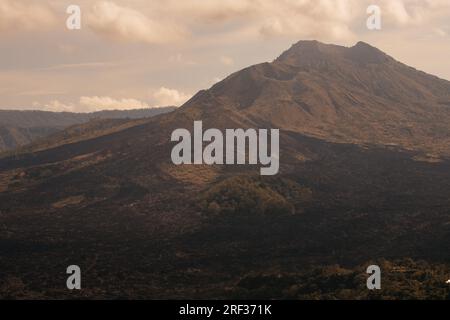 Vista in primo piano del Monte Gunung Batur - il vulcano Kintamani a Bali Indonesia Foto Stock