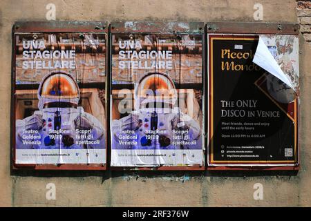 Venezia, Italia - 21 luglio 2019: Poster dell'evento sulla vecchia parete di Venezia Foto Stock