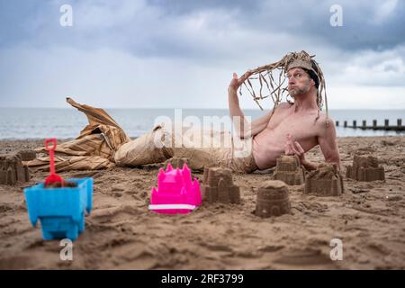 Edimburgo, Scozia, Regno Unito. 31 luglio 2023. Una sirena si rilassa sulla spiaggia di Portobello per promuovere il premiato Moliere The Ice Hole: Una produzione commedia di cartone. Questo nuovo spettacolo del gruppo compagnie le Fils du Grand Réseau, (qualcosa per il Weekend). Lo spettacolo è raccontato utilizzando mille pezzi di cartone mentre il duo racconta un viaggio epico dai fiordi dell'Islanda alla polvere del deserto spagnolo. Iain Masterton/Alamy Live News Foto Stock