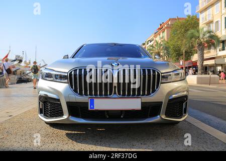 Vista frontale sulla strada della nuova berlina BMW serie 5 moderna Foto Stock