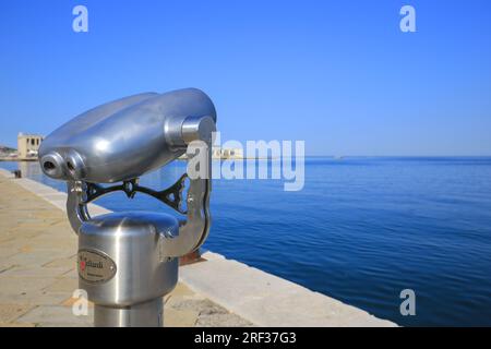 Telescopio binocolo turistico sulla piattaforma di osservazione per turisti a Trieste Foto Stock