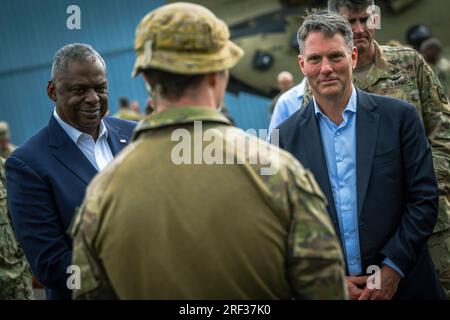 Townsville, Australia. 30 luglio 2023. STATI UNITI Segretario della difesa Lloyd Austin, sinistra, e Ministro della difesa australiano Richard Marles, destra, visita con le truppe australiane durante l'esercitazione militare multilaterale Talisman Sabre, 30 luglio 2023 a Townsville, Queensland, Australia. Crediti: Chad McNeeley/DOD/Alamy Live News Foto Stock