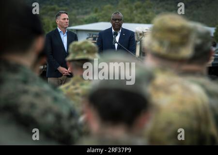 Townsville, Australia. 30 luglio 2023. STATI UNITI Il segretario alla difesa Lloyd Austin, a destra, e il ministro della difesa australiano Richard Marles, a sinistra, si rivolgono alle truppe americane e australiane durante l'esercitazione militare multilaterale Talisman Sabre, il 30 luglio 2023 a Townsville, Queensland, Australia. Crediti: Chad McNeeley/DOD/Alamy Live News Foto Stock