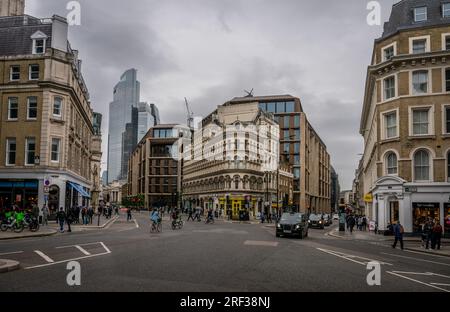 Londra, Regno Unito: Incrocio tra Cannon Street e Queen Victoria Street presso la stazione Mansion House nella City di Londra. Guardando verso i grattacieli della città. Foto Stock