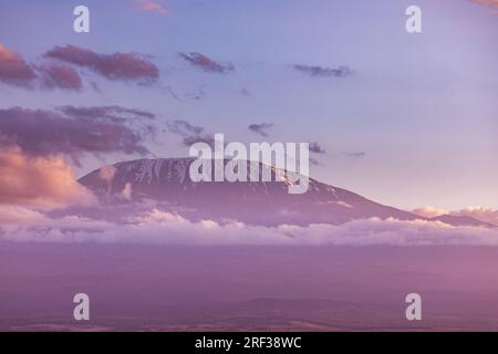 Monte Kilimanjaro vulcano dormiente nella Repubblica Unita di Tanzania Kibo Mawenzi Shira Cime più alte del Kilimanjaro è il nome della montagna più alta Foto Stock