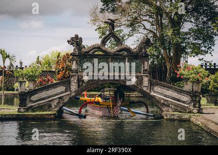 Architettura del ponte del tempio di Saraswati. Palazzo dell'acqua di Ubud, gita in barca sullo stagno, tempio indù Foto Stock