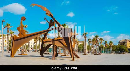 Barcellona, Spagna - 27 luglio 2023: Vista panoramica di Piazza Placa del Mar, a la Barceloneta, Barcellona, Spagna, con lo scultore Homenatge a la Natacio Foto Stock