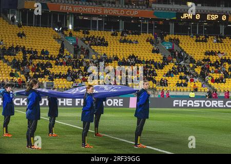 Wellington, Wellington, nuova Zelanda. Il 31 luglio, i portabandiera Unite Gender Equality sorreggono la bandiera prima della partita del gruppo C della Coppa del mondo femminile 2023 tra Giappone e Spagna al Wellington Regional Stadium di Wellington, nuova Zelanda (immagine di credito: ©James Foy/Alamy Live News) Foto Stock