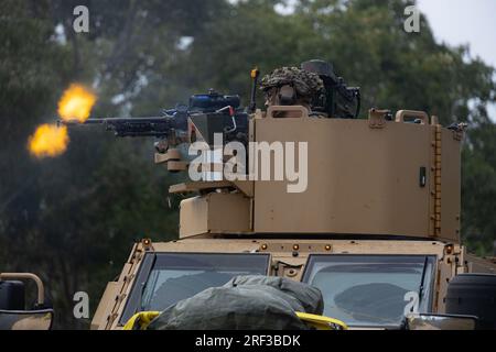 Midge Point, Australia. 26 luglio 2023. UN U.S. Marine with Battalion Landing Team 2/1, 31st Marine Expeditionary Unit, spara una mitragliatrice M240B durante l'esercitazione multilaterale Talisman Sabre, 26 luglio 2023 a Midge Point, Queensland, Australia. Credito: Sgt. Marcos Alvarado/U.S. Marines/Alamy Live News Foto Stock