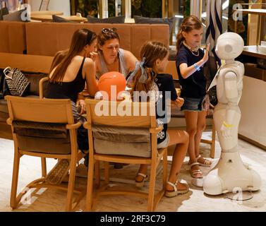 PEPPER LOUNGE, UN'ESPERIENZA UNICA AL CAFE' NEL CUORE DI TOKYO Foto Stock
