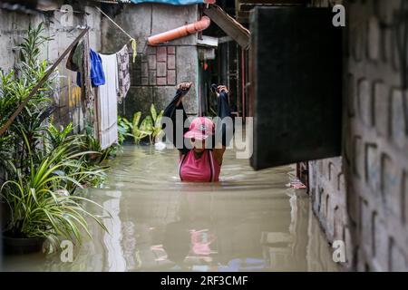 Provincia di Bulacan. 31 luglio 2023. Un residente si tuffa nelle acque alluvionali nella provincia di Bulacan, nelle Filippine, il 31 luglio 2023. Il bilancio delle vittime per inondazioni e frane innescate dal tifone Doksuri è salito a 25, con almeno 20 dispersi, l'agenzia nazionale delle Filippine per i disastri ha dichiarato lunedì. Crediti: Rouelle Umali/Xinhua/Alamy Live News Foto Stock