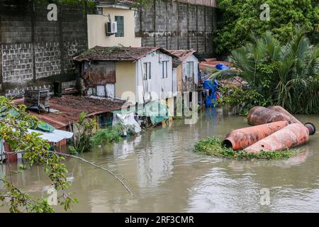 Provincia di Bulacan. 31 luglio 2023. Le case sono viste sommerse dalle acque alluvionali nella provincia di Bulacan, nelle Filippine, il 31 luglio 2023. Il bilancio delle vittime per inondazioni e frane innescate dal tifone Doksuri è salito a 25, con almeno 20 dispersi, l'agenzia nazionale delle Filippine per i disastri ha dichiarato lunedì. Crediti: Rouelle Umali/Xinhua/Alamy Live News Foto Stock