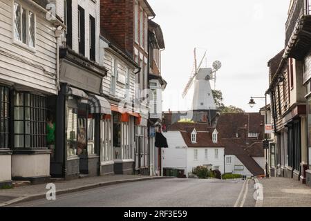 Inghilterra, Kent, Weald of Kent, Cranbrook, Town View con il mulino a vento Union Foto Stock