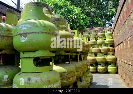 Malang, Indonesia. 31 luglio 2023. Bombole di gas di petrolio liquefatto (GPL) da 3 kg in Malang. PT Pertamina Patra Naga ha detto che c'è stato un aumento del consumo di GPL di 3kg al 2% durante questo luglio. (Foto di Moch Farabi Wardana/Pacific Press) credito: Pacific Press Media Production Corp./Alamy Live News Foto Stock