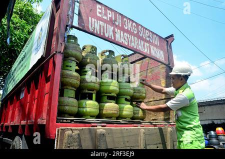 Malang, Indonesia. 31 luglio 2023. Un lavoratore che carica e scarica bombole di gas di petrolio liquefatto (GPL) da 3 kg a Malang. PT Pertamina Patra Naga ha detto che c'è stato un aumento del consumo di GPL di 3kg al 2% durante questo luglio. (Foto di Moch Farabi Wardana/Pacific Press) credito: Pacific Press Media Production Corp./Alamy Live News Foto Stock