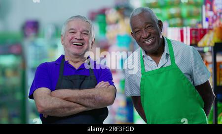 Lavoratori anziani sorridenti nelle uniformi dei negozi di alimentari che raffigurano l'occupazione lavorativa con un'espressione gioiosa Foto Stock