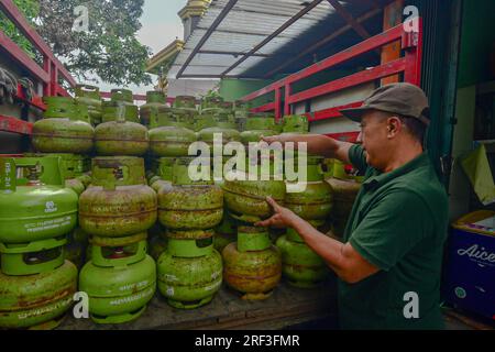 Malang, Giava Orientale, Indonesia. 31 luglio 2023. Un lavoratore che carica e scarica bombole di gas di petrolio liquefatto (GPL) da 3 kg a Malang. PT Pertamina Patra Naga ha detto che c'è stato un aumento del consumo di GPL di 3kg al 2% durante questo luglio. (Immagine di credito: © Moch Farabi Wardana/Pacific Press via ZUMA Press Wire) SOLO USO EDITORIALE! Non per USO commerciale! Foto Stock